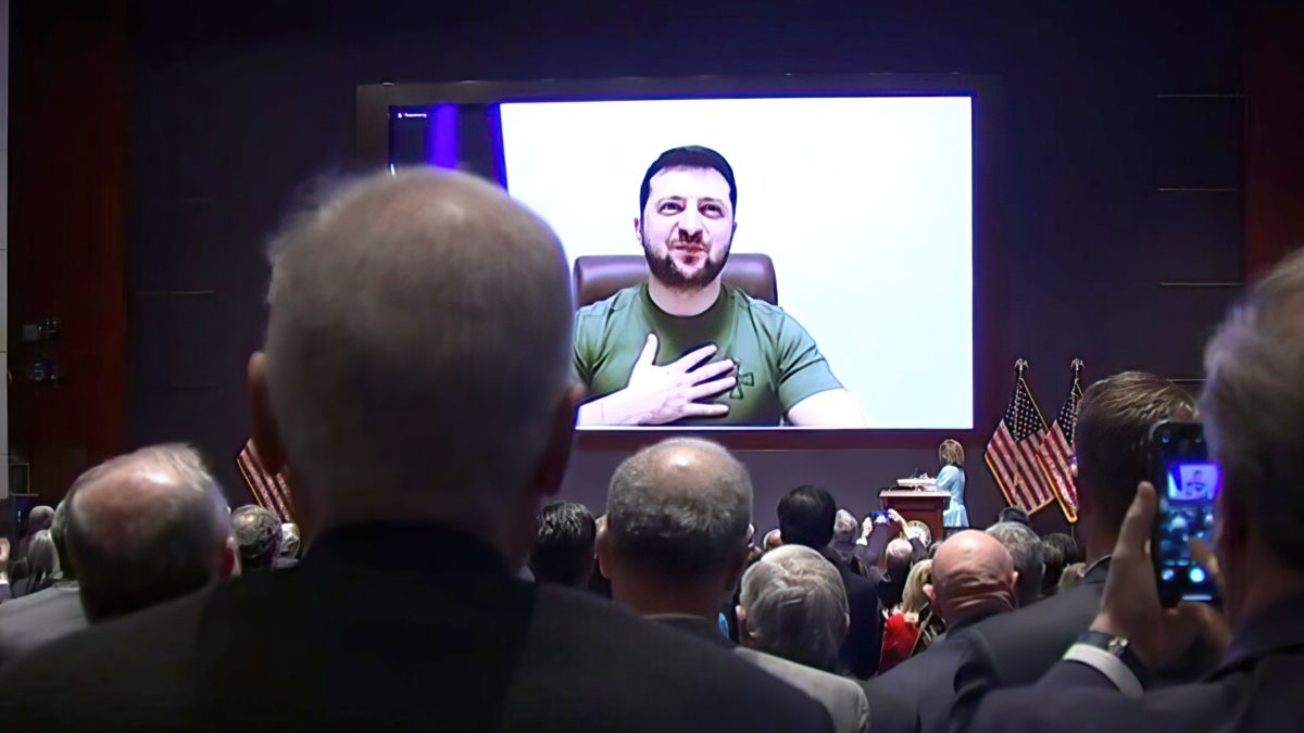 El presidente ucraniano, Volodymyr Zelensky, se dirige por vídeo al Congreso de Estados Unidos para pedir apoyo mientras su país es asediado por las fuerzas rusas, en el Capitolio de Estados Unidos, el 16 de marzo de 2022, en Washington, DC. (AP/J. Scott Applewhite, Pool)