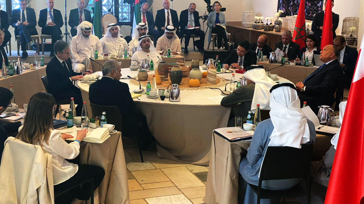 El marroquí Nasser Bourita, el bahreiní Abdullatif bin Rashid Al-Zayani, el emiratí Abdullah bin Zayed Al Nahyan, el egipcio Sameh Shoukry, el secretario de Estado estadounidense Antony Blinken y el ministro de Asuntos Exteriores israelí Yair Lapid y su personal en una cumbre de ministros de Asuntos Exteriores en el hotel Kedma de Sde Boker, el 28 de marzo de 2022 (Ministerio de Asuntos Exteriores/GPO)