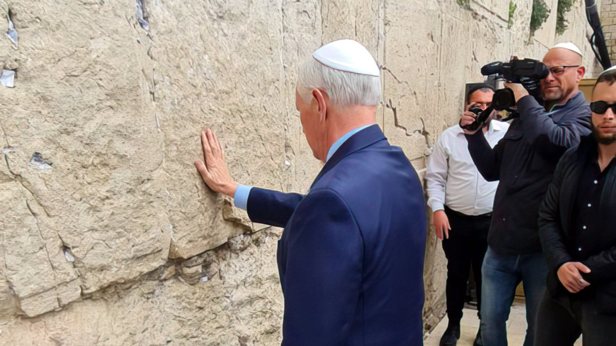 El expresidente de EE. UU. Mike Pence llega al Muro Occidental