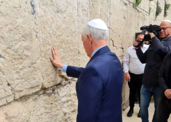 El expresidente de EE. UU. Mike Pence llega al Muro Occidental