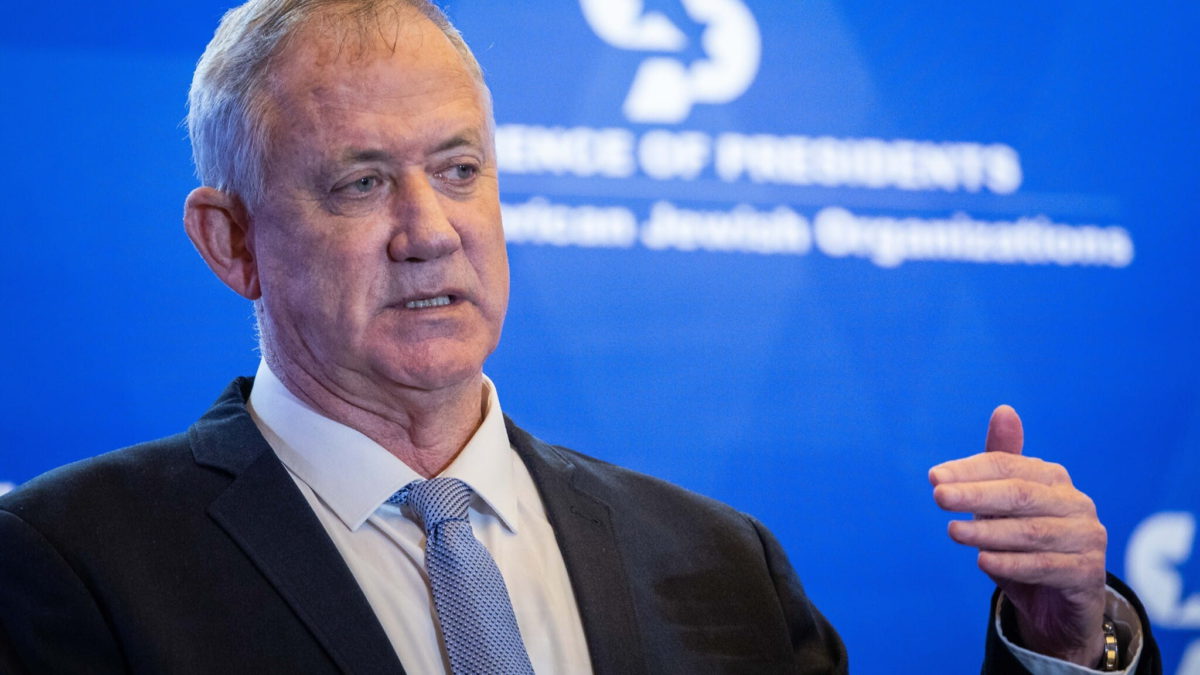 El Ministro de Defensa Benny Gantz habla durante una Conferencia de Presidentes de las Principales Organizaciones Judías Americanas en Jerusalén, el 22 de febrero de 2022. (Yonatan Sindel/Flash90)