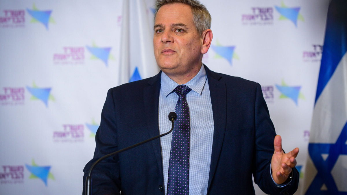 El ministro de Sanidad, Nitzan Horowitz, habla durante una conferencia de prensa sobre COVID-19, el 30 de diciembre de 2021. (Avshalom Sassoni/Flash90)