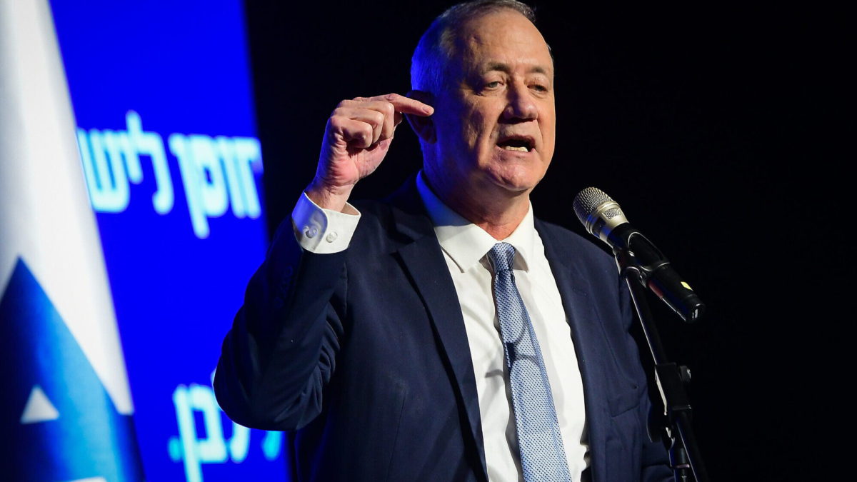 El ministro de Defensa, Benny Gantz, habla durante un acto celebrado por su partido Azul y Blanco en Tel Aviv, el 21 de marzo de 2022. (Avshalom Sassoni/Flash90)