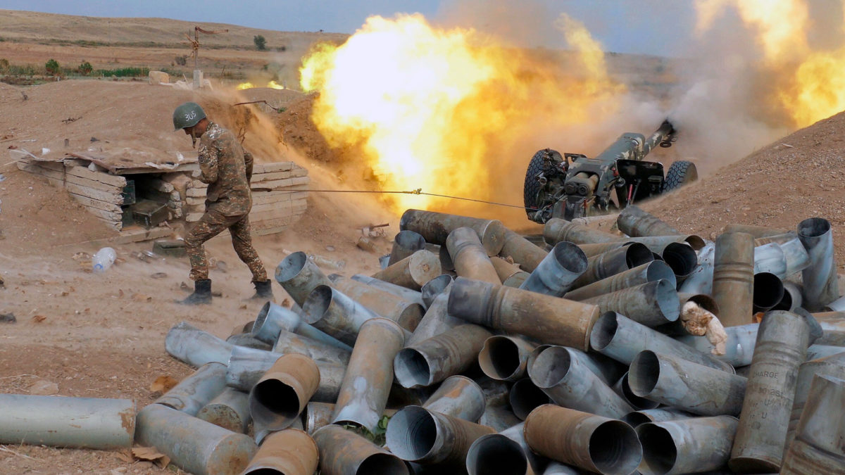 En esta foto del 4 de octubre de 2020, un soldado armenio dispara una pieza de artillería durante los combates con las fuerzas de Azerbaiyán en la autoproclamada República de Nagorno-Karabaj, Azerbaiyán (Oficina de prensa del Ministerio de Defensa armenio PAN Photo via AP)