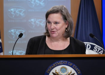 La subsecretaria de Asuntos Públicos del Departamento de Estado, Victoria Nuland, habla durante una sesión informativa en el Departamento de Estado en Washington, el 27 de enero de 2022. (Susan Walsh/AP)