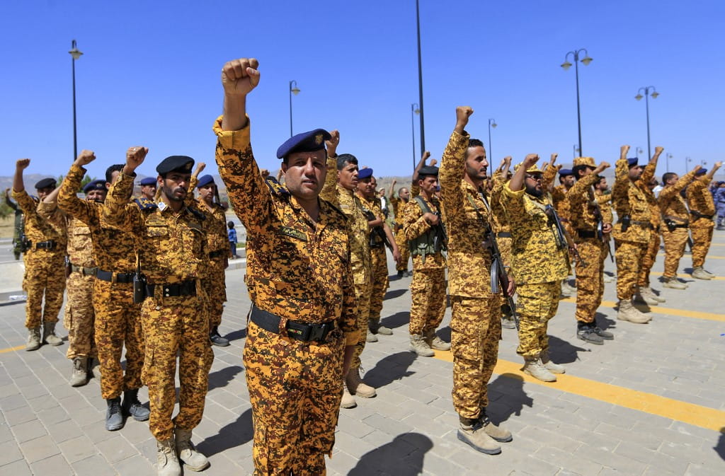 Las fuerzas leales a los Hutíes de Yemen, respaldados por Irán, participan en un funeral masivo por los combatientes muertos en las batallas con las tropas gubernamentales respaldadas por Arabia Saudí, en la capital de Yemen, Saná, el 8 de abril de 2021. (Mohammed Huwais/AFP)