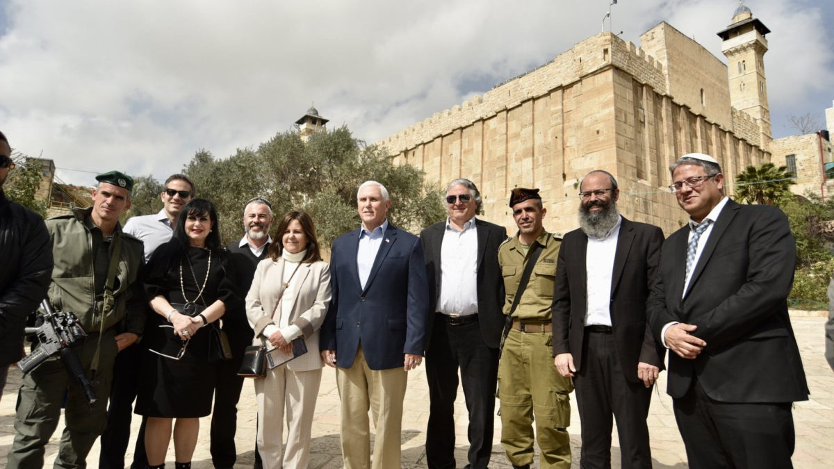 Mike Pence visita la Tumba de los Patriarcas en Israel