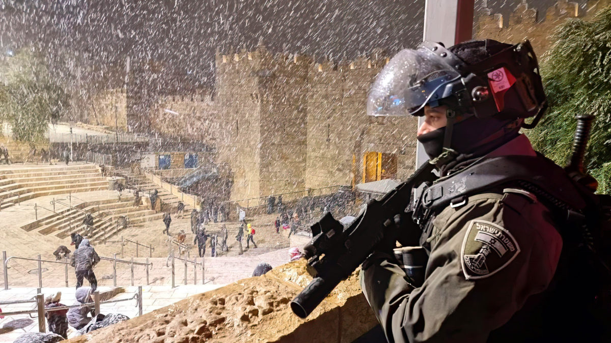 Un agente de la Policía de Fronteras monta guardia cerca de la Puerta de Damasco de Jerusalén Este, durante la noche del 27 de enero de 2022. (Policía de Israel)