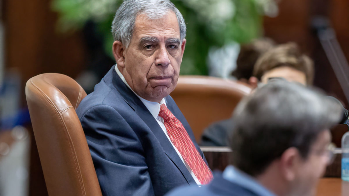 El presidente de la Knesset, Mickey Levy, sentado en la Knesset en Jerusalén, el 17 de enero de 2022. (Yonatan Sindel/Flash90)