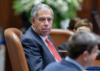 El presidente de la Knesset, Mickey Levy, sentado en la Knesset en Jerusalén, el 17 de enero de 2022. (Yonatan Sindel/Flash90)