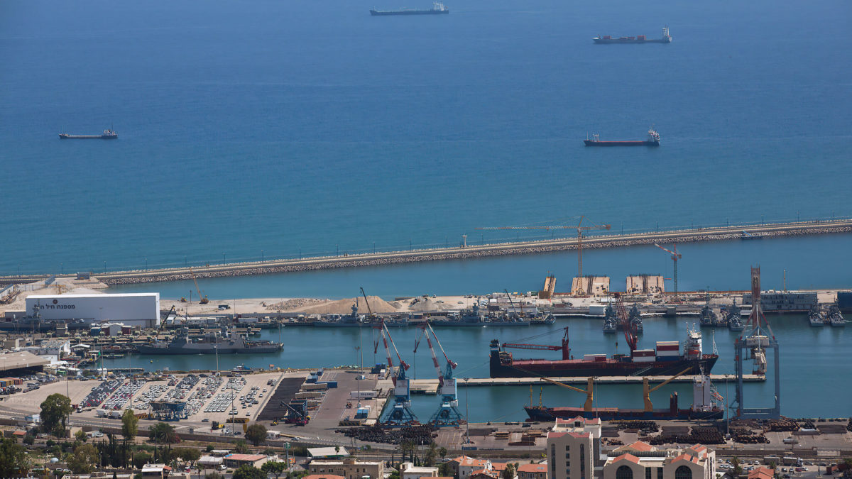 Detienen a un hombre de Haifa por apuñalar a un soldado de la marina francesa en el puerto