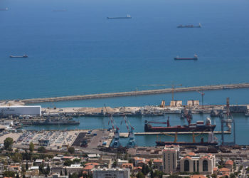 Detienen a un hombre de Haifa por apuñalar a un soldado de la marina francesa en el puerto