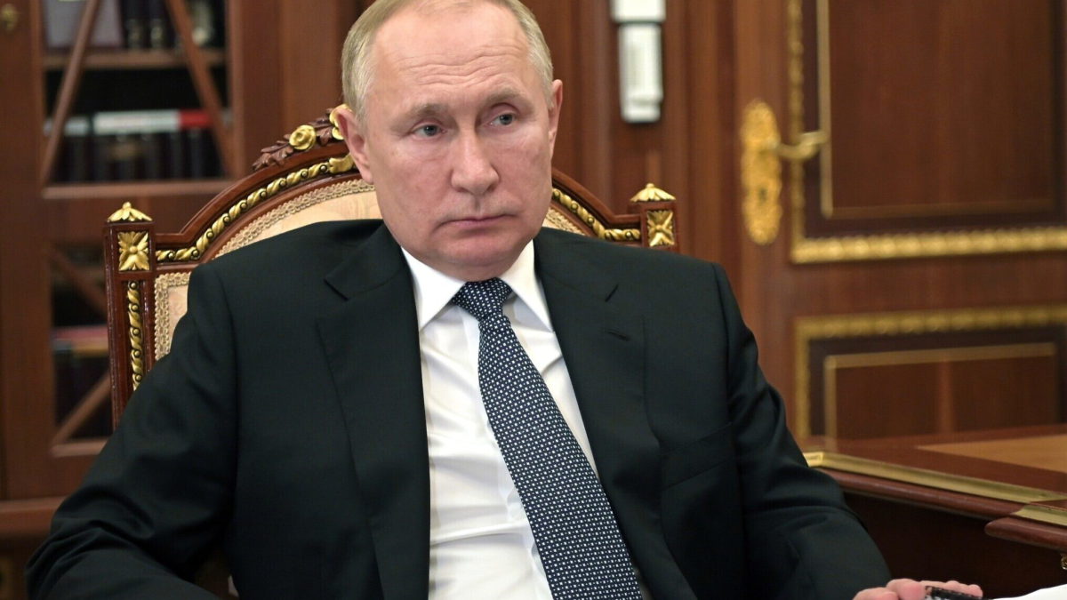 El presidente ruso Vladimir Putin escucha durante una reunión en Moscú, Rusia, el 22 de marzo de 2022. (Mikhail Klimentyev, Sputnik, Kremlin Pool Photo via AP)