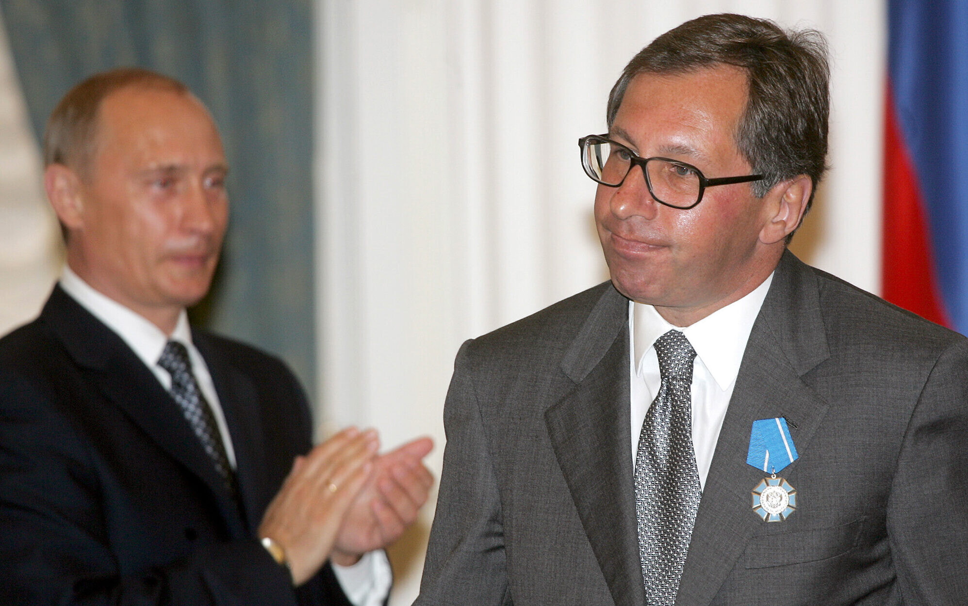 En esta foto de archivo del 25 de julio de 2005, el presidente ruso Vladimir Putin (izquierda) aplaude al jefe del Banco Alfa, Petr Aven, tras concederle la Orden del Mérito a la Patria durante una ceremonia en el Kremlin en Moscú. (AP Photo/Alexander Nenenov, Pool)