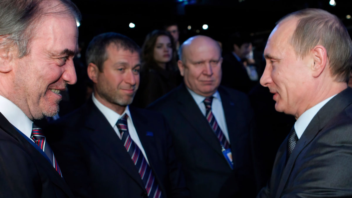 En esta foto de archivo del 2 de diciembre de 2010, el entonces primer ministro ruso Vladimir Putin, a la derecha, felicita a los miembros de la delegación rusa, de izquierda a derecha: el director de orquesta Valery Gergiyev, el empresario Roman Abramovich y el gobernador de Nizhny Novgorod Valery Shantsev; después de que se anunciara que Rusia organizaría la Copa del Mundo de fútbol de 2018, en Zúrich, Suiza. (AP Photo/Alexei Nikolsky, Pool, File)