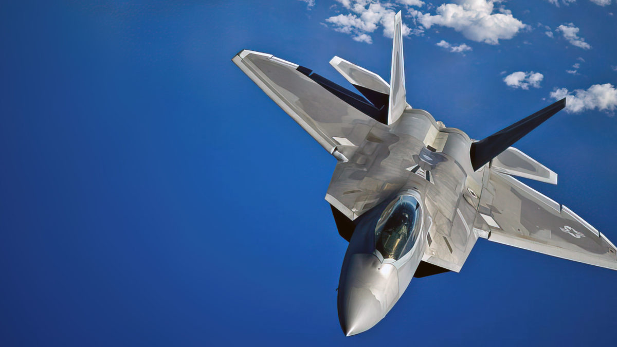 Trump bromea: “disfrazar los F-22 raptor con una bandera china” para bombardear Rusia