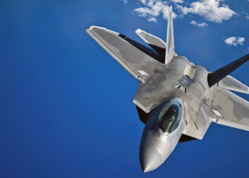 Trump bromea: “disfrazar los F-22 raptor con una bandera china” para bombardear Rusia