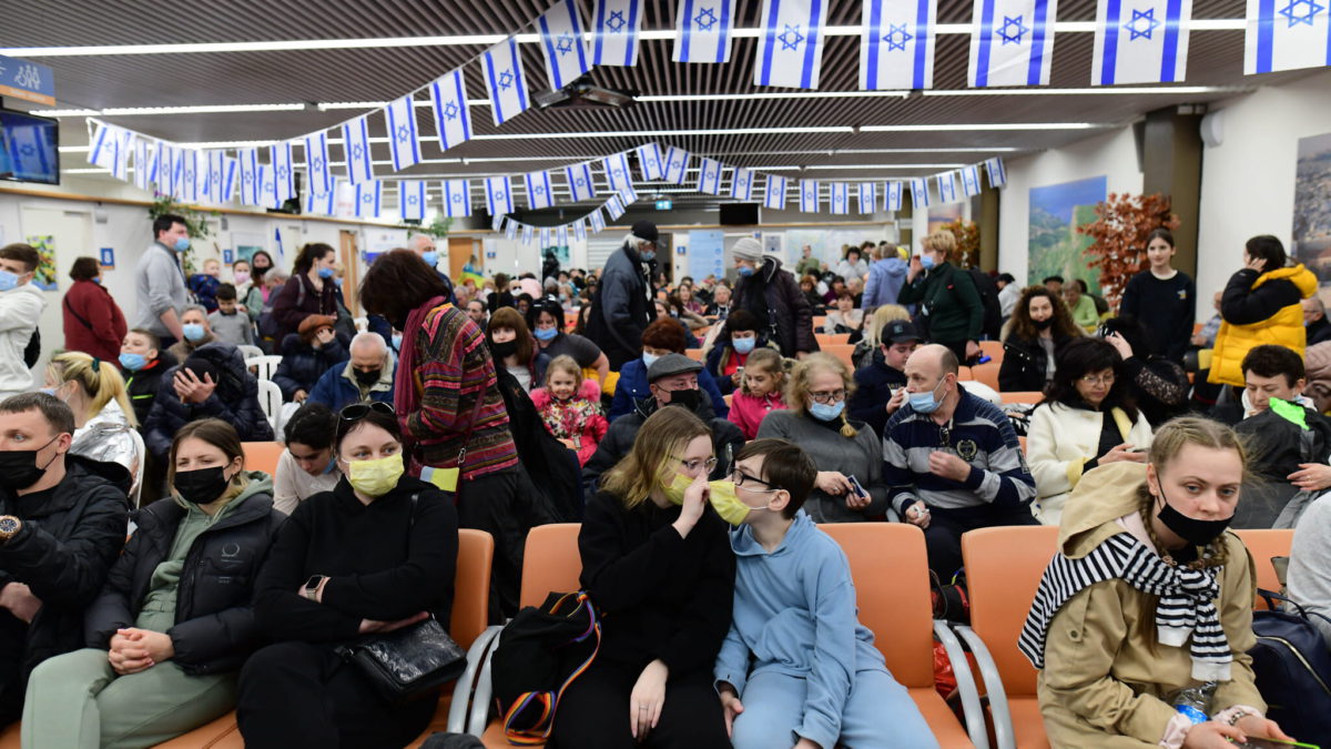 Inmigrantes judíos que huyen de las zonas de guerra en Ucrania llegan a la oficina de inmigración y absorción israelí, en el aeropuerto Ben Gurion, cerca de Tel Aviv, el 15 de marzo de 2022. (Tomer Neuberg/Flash90)