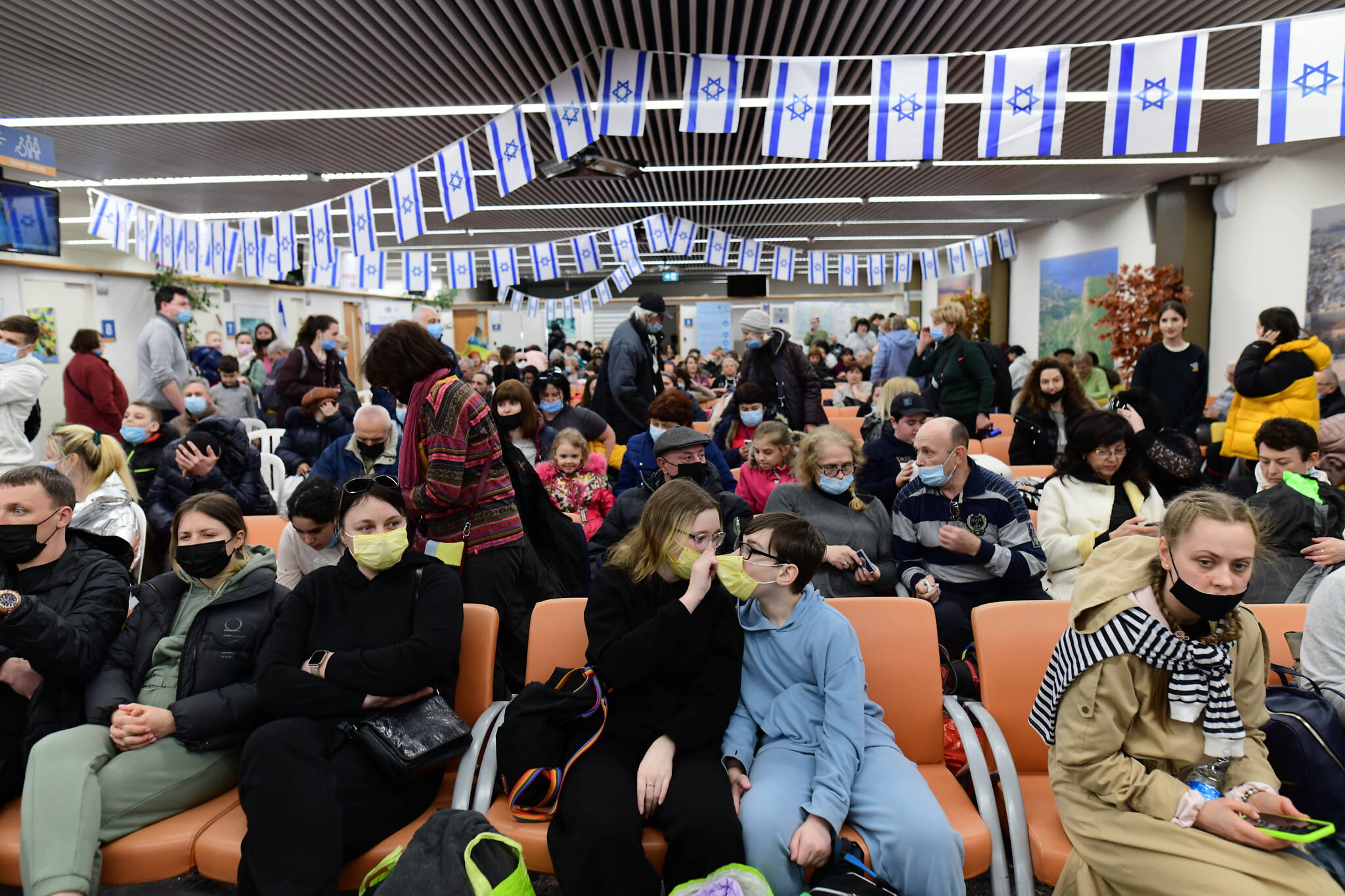 Inmigrantes judíos que huyen de las zonas de guerra en Ucrania llegan a la oficina de inmigración y absorción israelí, en el aeropuerto Ben Gurion, cerca de Tel Aviv, el 15 de marzo de 2022. (Tomer Neuberg/Flash90)