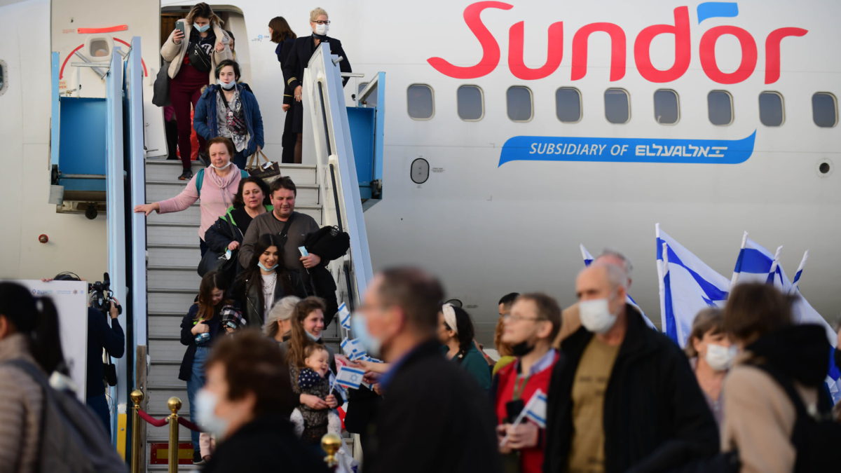 Inmigrantes judíos que huyen de la guerra en Ucrania, llegan al aeropuerto Ben Gurion, cerca de Tel Aviv, el 6 de marzo de 2022. (Tomer Neuberg/FLASH90)