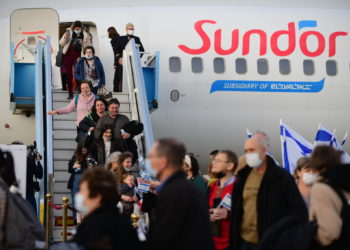 Inmigrantes judíos que huyen de la guerra en Ucrania, llegan al aeropuerto Ben Gurion, cerca de Tel Aviv, el 6 de marzo de 2022. (Tomer Neuberg/FLASH90)