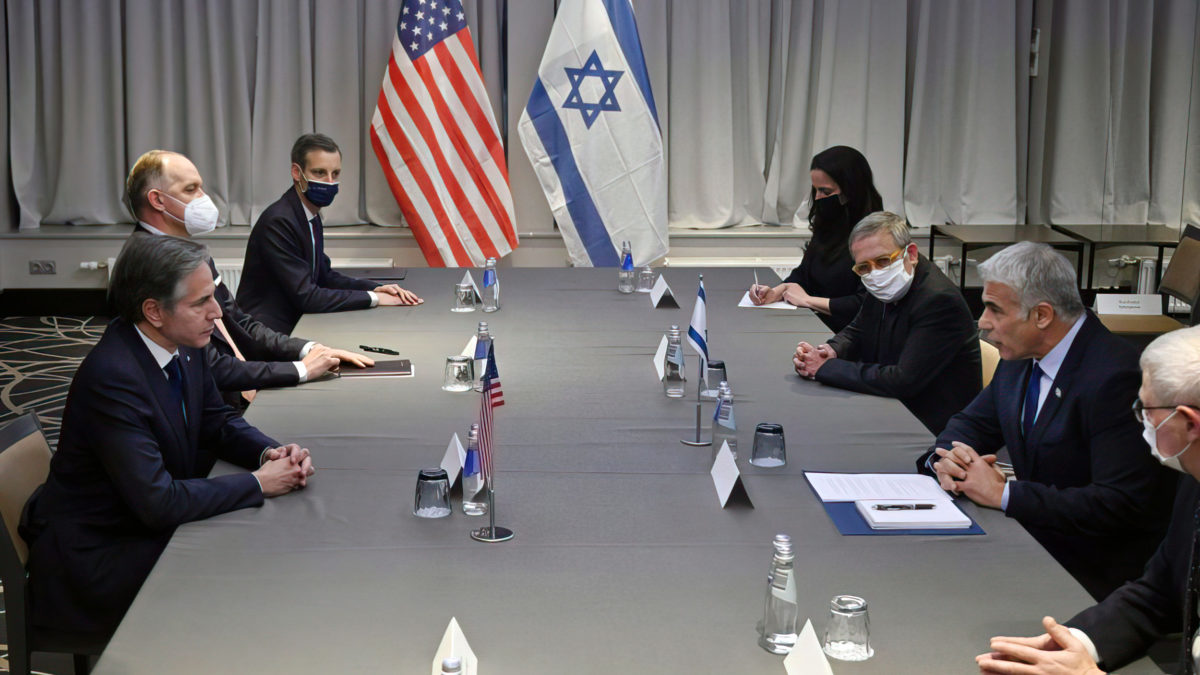 El secretario de Estado de EE. UU. Antony Blinken (izq.) se reúne con el ministro de Asuntos Exteriores Yair Lapid (segundo derecha) en Riga, Letonia, el 7 de marzo de 2022. (Olivier Douliery/Pool/AFP)