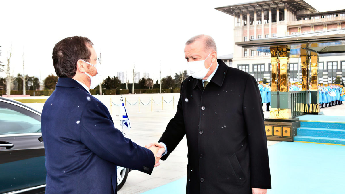 El presidente Isaac Herzog (izquierda) se reúne con el presidente turco Recep Tayyip Erdoğan fuera del complejo presidencial en Ankara el 9 de marzo de 2022. (Haim Zach/GPO)