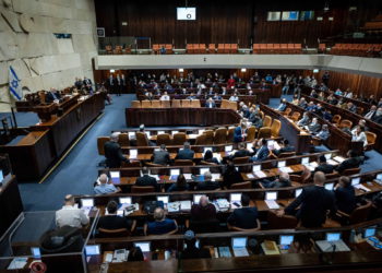 Una sLa Knesset vuelve del receso y comienza la prueba de supervivencia del gobierno de Bennett esión plenaria en el salón de actos de la Knesset en Jerusalén, el 5 de enero de 2022. (Yonatan Sindel/Flash90)