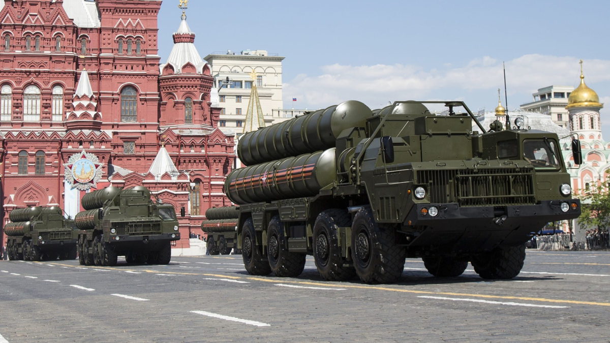 Sistemas rusos de misiles de defensa aérea S-300 conducen durante el desfile militar del Día de la Victoria que marca 71 años después de la victoria en la Segunda Guerra Mundial en la Plaza Roja en Moscú, Rusia, el 9 de mayo de 2016. (AP Photo/Alexander Zemlianichenko, Archivo)