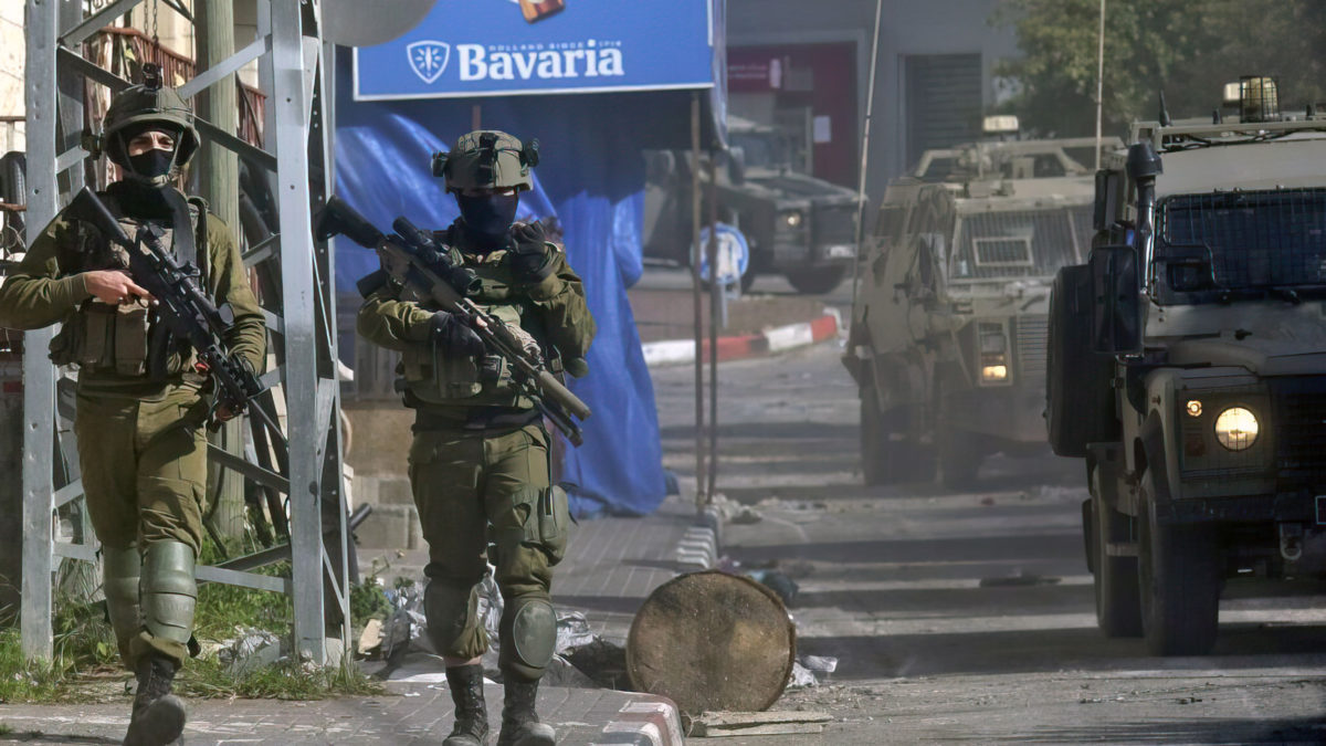 Soldados israelíes patrullan un pueblo cerca de la ciudad de Yenín, en el norte de Judea y Samaria, el 30 de marzo de 2022, tras un ataque terrorista mortal en Bnei Brak. (AFP)