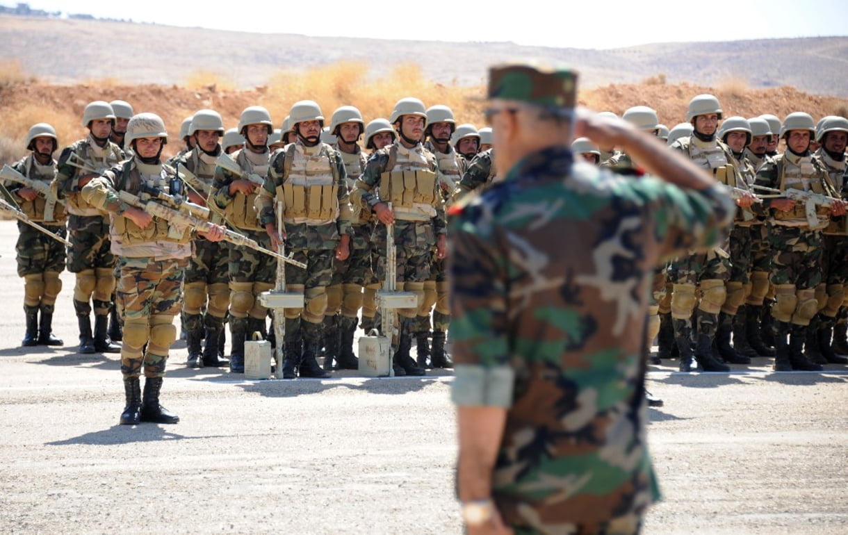 Una foto tomada durante una visita guiada con el ejército ruso muestra a soldados de élite sirios participando en una sesión de instrucción con entrenadores militares rusos en una base del ejército en Yafour, a unos 30 kilómetros al oeste de Damasco, 24 de septiembre de 2019 (Maxime POPOV / AFP)