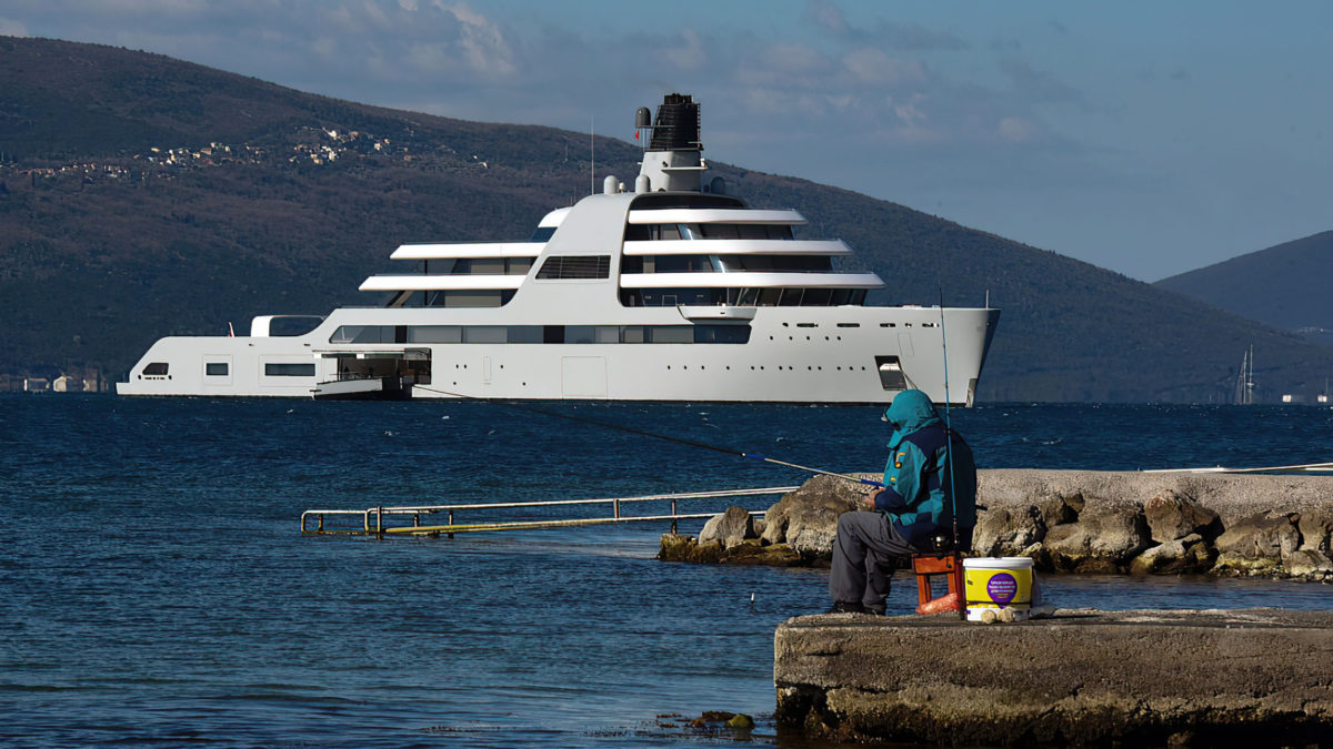 El megayate de Abramovich es visto atracando en Turquía