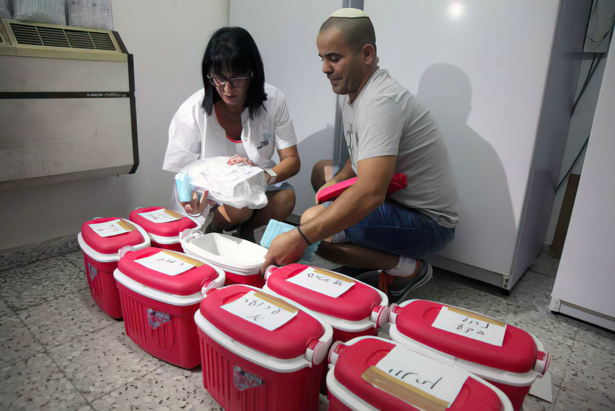 Trabajadores preparándose para distribuir medicamentos contra la polio el 4 de agosto de 2013(Flash90)