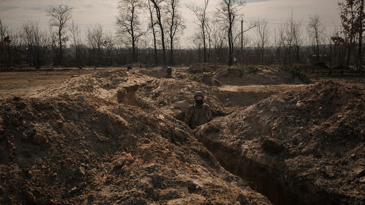 Las tropas ucranianas permanecen en trincheras en una posición al norte de la capital, Kiev, Ucrania, el 29 de marzo de 2022. (AP Photo/Vadim Ghirda)