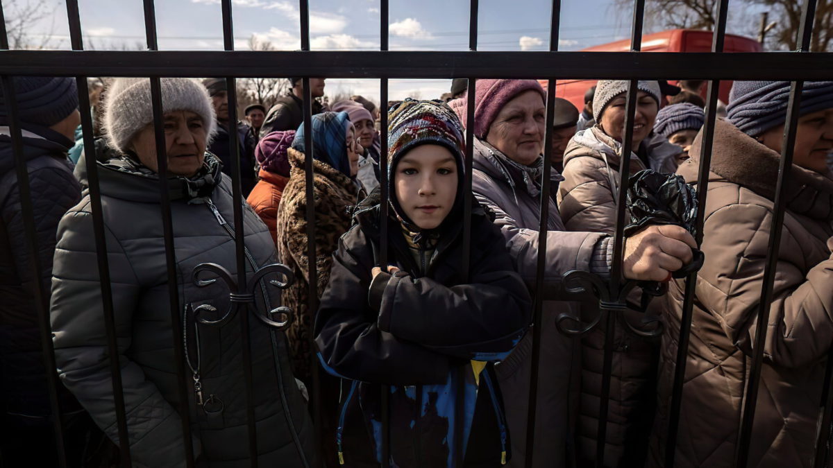 Los residentes esperan por comida fuera de una iglesia en la ciudad nororiental de Trostyanets, el 29 de marzo de 2022. (FADEL SENNA / AFP)