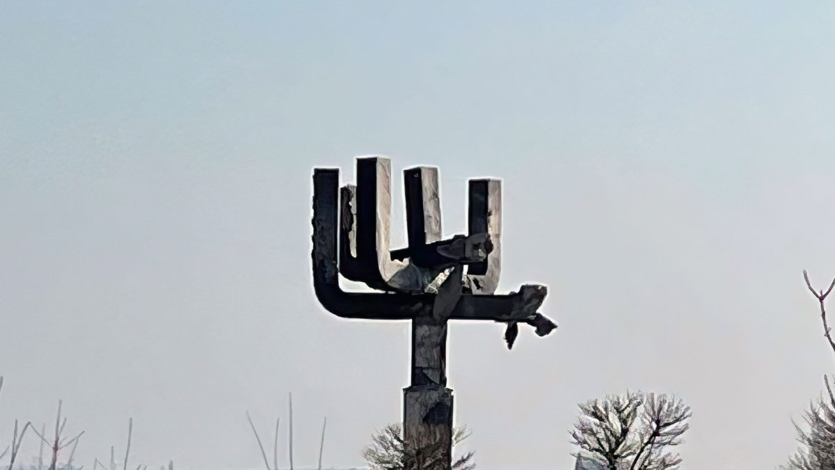 Memorial del Holocausto dañado por bombardeos rusos cerca de Kharkiv