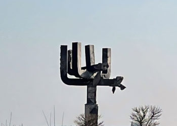 Memorial del Holocausto dañado por bombardeos rusos cerca de Kharkiv