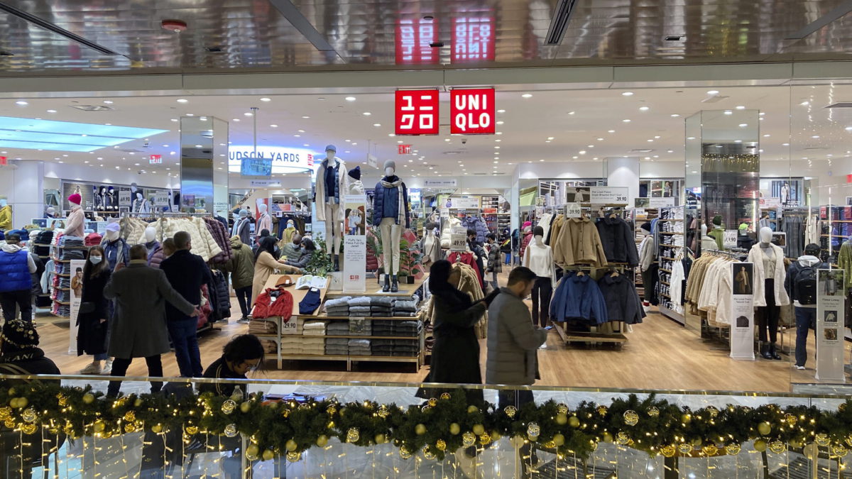 Uniqlo defiende su decisión de seguir operando en Rusia