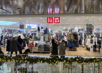 Uniqlo defiende su decisión de seguir operando en Rusia