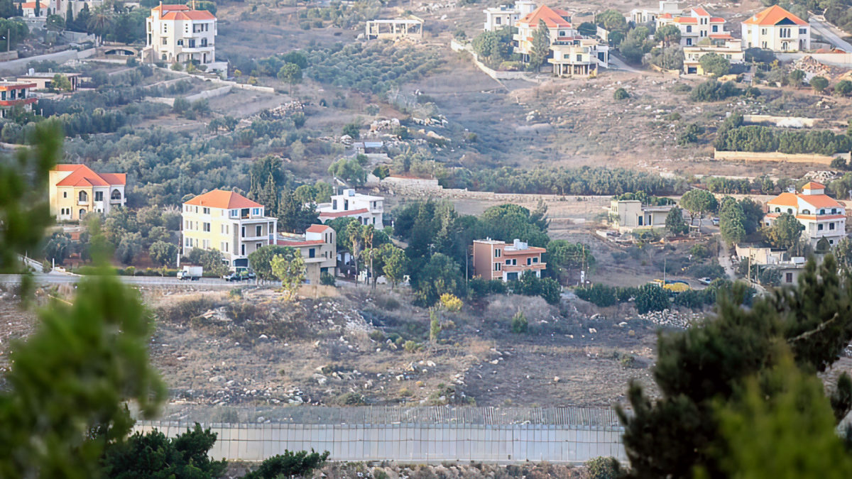 Un ciudadano israelí cruza el Líbano antes de volver a la valla fronteriza