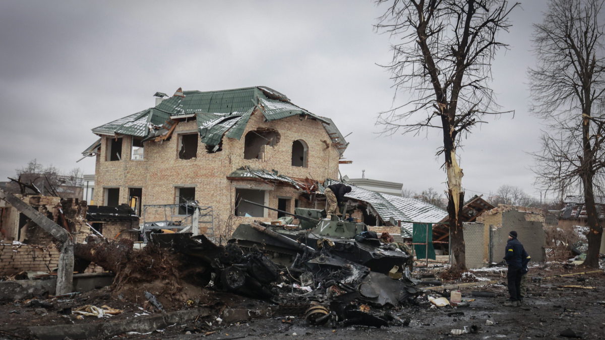 Un hombre observa los restos destruidos de vehículos militares rusos en una carretera de la ciudad de Bucha, cerca de la capital Kiev, Ucrania, el martes 1 de marzo de 2022. (AP Photo/Serhii Nuzhnenko)