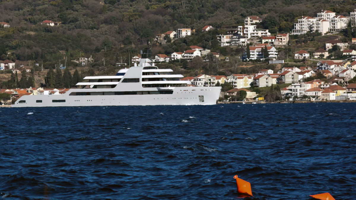 Manifestantes bloquean el yate Solaris de Roman Abramovich en Turquía