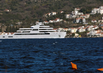 Manifestantes bloquean el yate Solaris de Roman Abramovich en Turquía