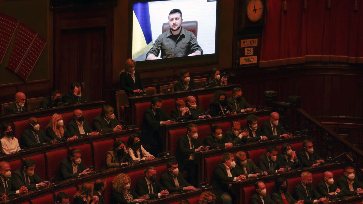 Zelensky ante el parlamento italiano dice que 117 niños murieron en la invasión rusa