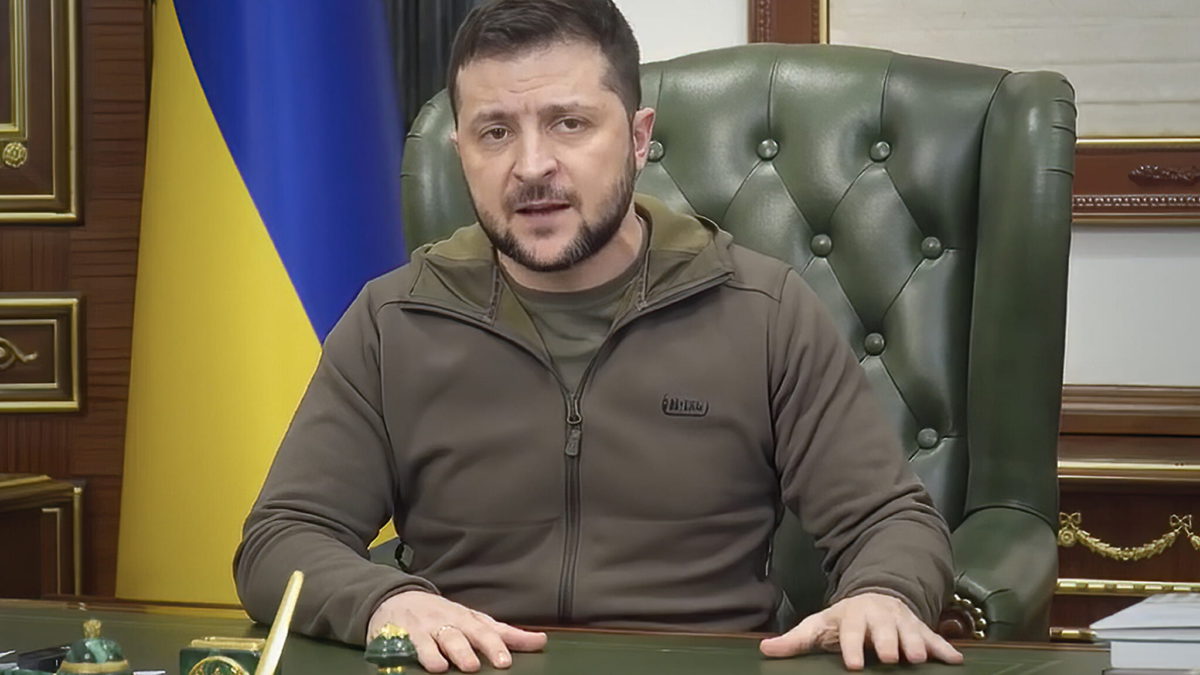 En esta imagen de vídeo proporcionada por la Oficina de Prensa Presidencial de Ucrania, el presidente ucraniano Volodymyr Zelenskyy habla desde Kiev, Ucrania, el 28 de marzo de 2022. (Oficina de Prensa Presidencial de Ucrania vía AP)