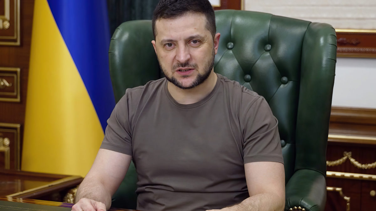 El presidente ucraniano Volodymyr Zelensky pronuncia un discurso nocturno en vídeo, el 21 de marzo de 2022. (Captura de pantalla)