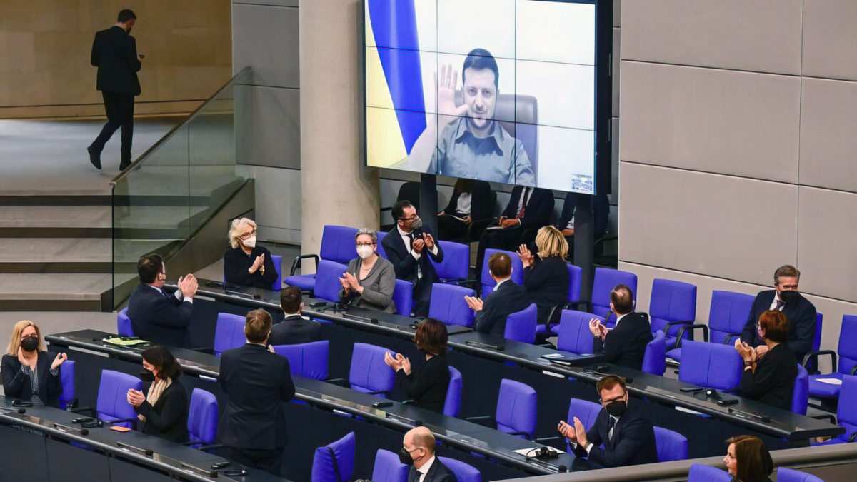 Evocando a Reagan: Zelensky insta a Alemania a “derribar” el nuevo “muro” ruso en Europa