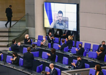 Evocando a Reagan: Zelensky insta a Alemania a “derribar” el nuevo “muro” ruso en Europa