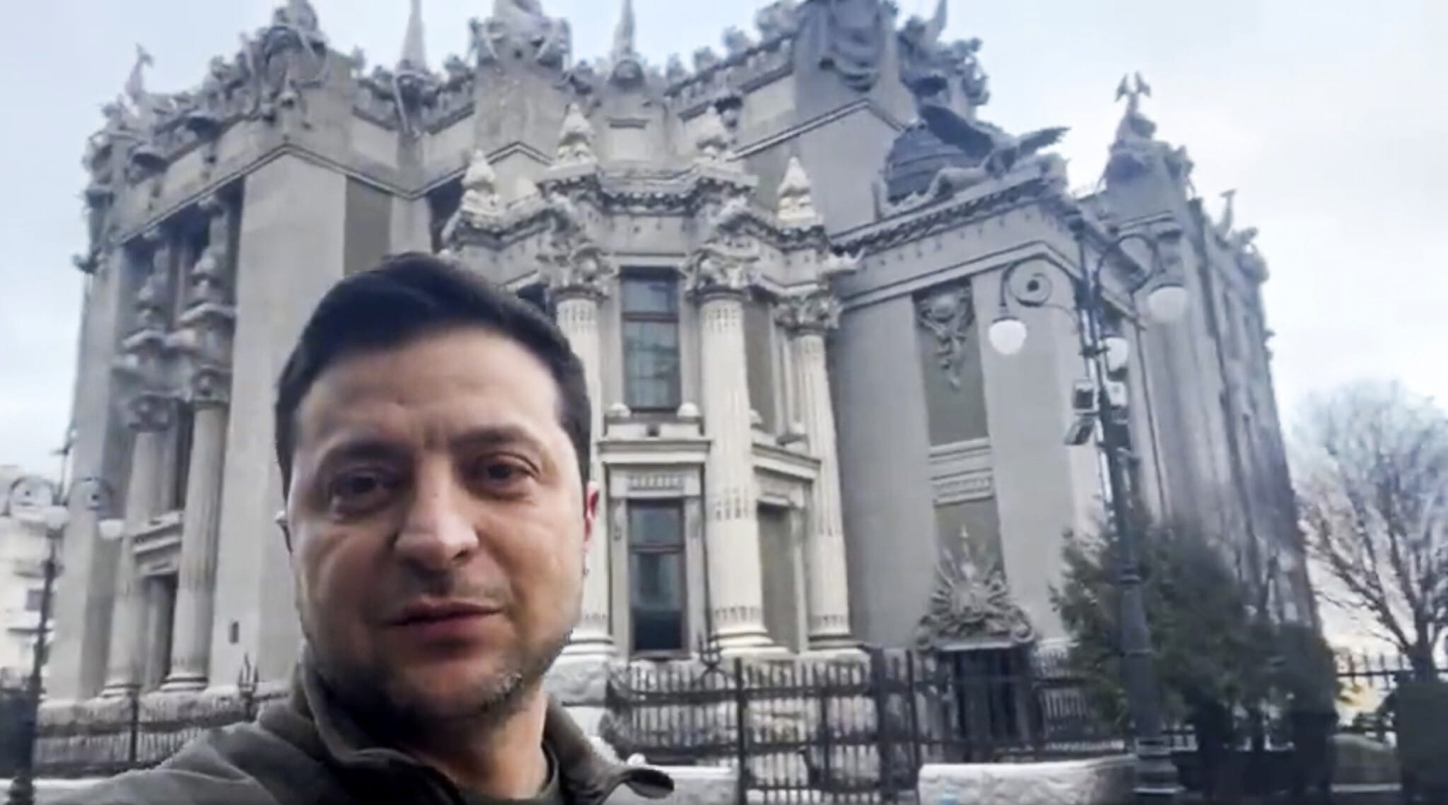 En esta foto proporcionada por la Oficina de Prensa Presidencial de Ucrania, el presidente ucraniano Volodymyr Zelenskyy habla a la nación a través de su teléfono en el centro de Kiev, Ucrania, 26 de febrero de 2022. (Oficina de Prensa Presidencial de Ucrania vía AP)