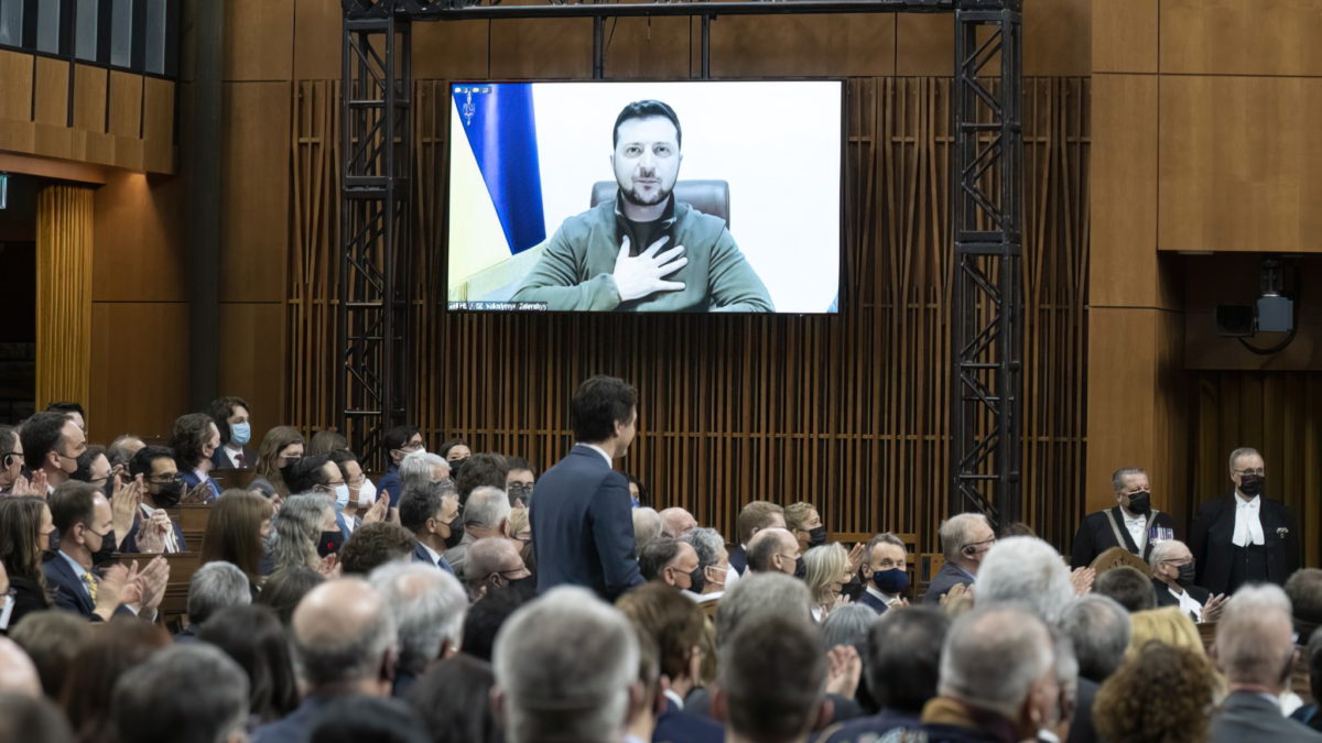 El presidente ucraniano, Volodymyr Zelensky, escucha al primer ministro canadiense, Justin Trudeau, en su discurso de apertura antes de dirigirse prácticamente al Parlamento canadiense, el 15 de marzo de 2022 en Ottawa. (Adrian Wyld / POOL / AFP)